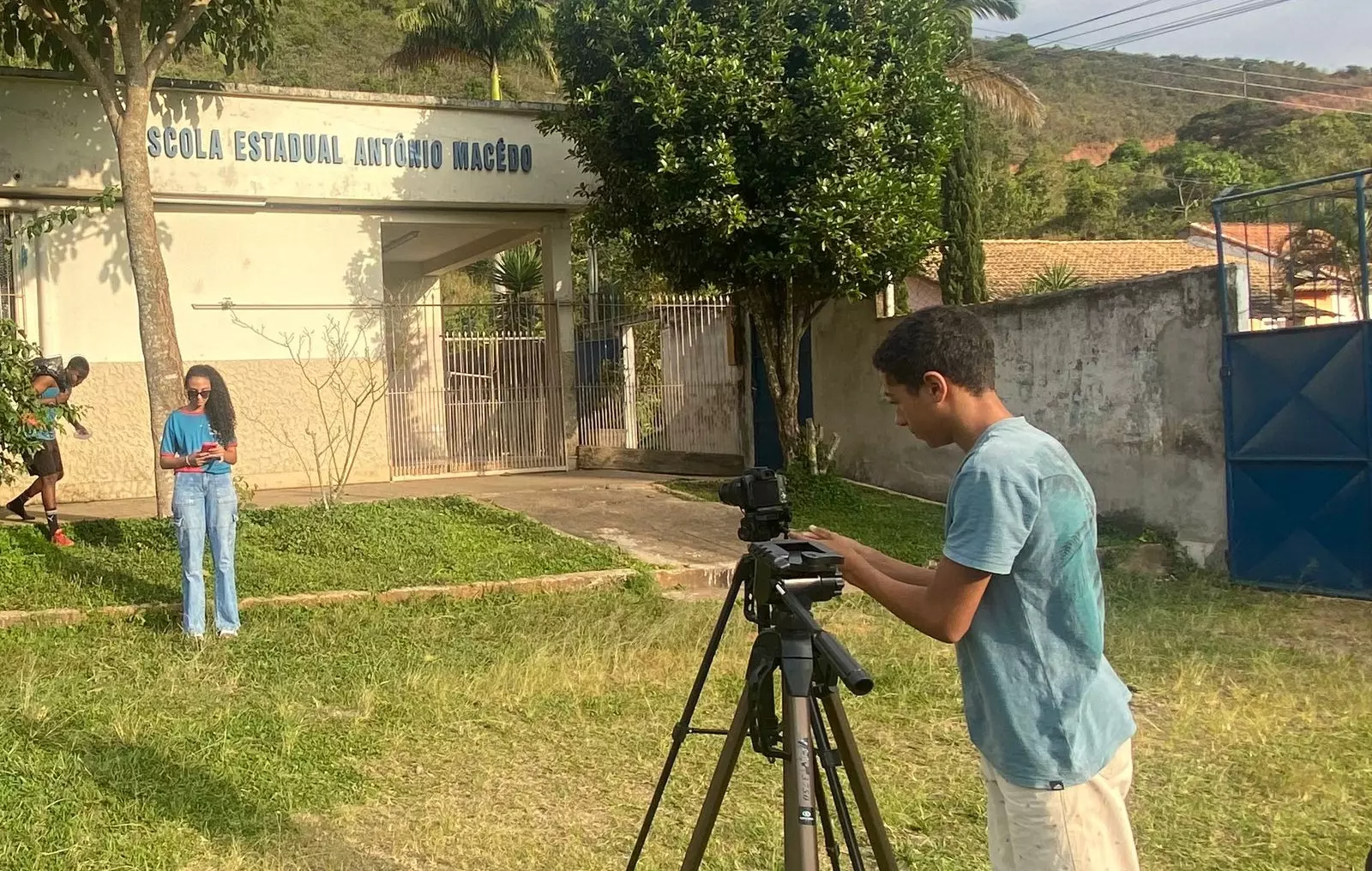 Escola Estadual Antônio Macedo em Ewbank da Câmara inspira alunos com curso de cinema